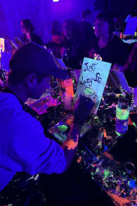 Photo 12 from Neon Brush : une expérience artistique fluorescente