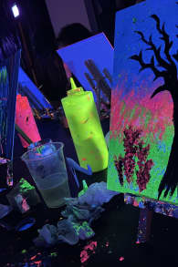 Photo 5 from Neon Brush: Malerlebnis im Dunkeln mit Drinks