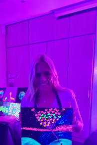Photo 2 from Neon Brush: Malerlebnis im Dunkeln mit Drinks