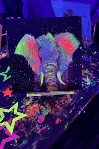 Photo 2 from Neon Brush: Malerlebnis im Dunkeln mit Drinks