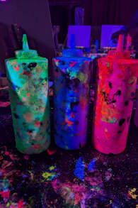 Photo 1 from Neon Brush: Malerlebnis im Dunkeln mit Drinks