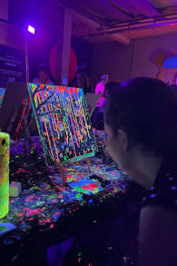 Photo 2 from Neon Brush: Malerlebnis im Dunkeln mit Drinks