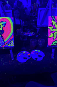 Photo 2 from Neon Brush: Una Experiencia de Pintura que Brilla en la Oscuridad