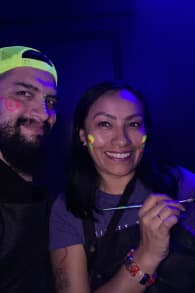 Photo 1 from Neon Brush: Una Experiencia de Pintura que Brilla en la Oscuridad