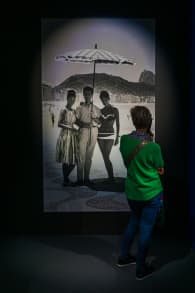 Photo 1 from Elliott Erwitt. Een retrospectief