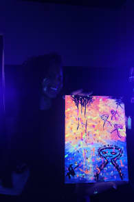 Photo 2 from Neon Brush: Ein Glow-in-the-Dark-Malerlebnis