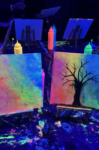 Photo 4 from Neon Brush: Malerlebnis im Dunkeln mit Drinks