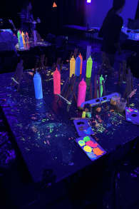 Photo 2 from Neon Brush: Malerlebnis im Dunkeln mit Drinks