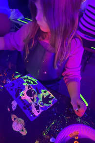 Photo 2 from Neon Brush Kids : Une expérience artistique en famille