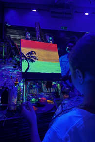 Photo 0 from Neon Brush Kids na Colecta: Uma aula de pintura em neon para toda a família