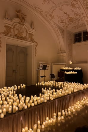 Foto 1 von Candlelight: Queen vs. ABBA