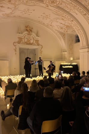 Foto 2 von Candlelight: Queen vs. ABBA