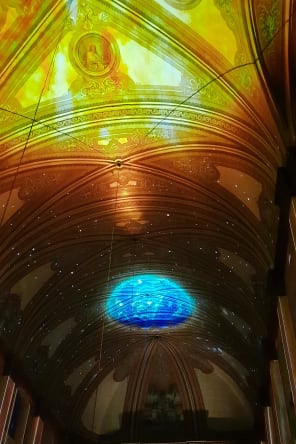 Foto 4 de Eonarium Genesis: Um espetáculo imersivo de luzes na Paróquia Imaculado Coração de Maria