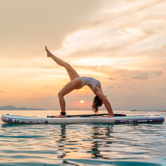 Sesión de paddle surf yoga al atardecer con Frizzant