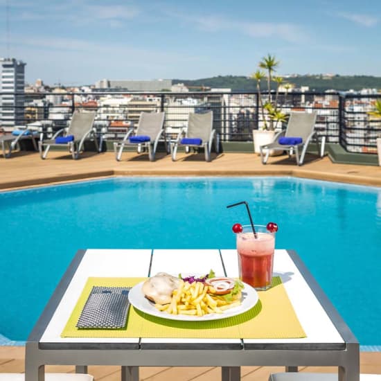 Highview Rooftop Bar: almoço com acesso à piscina e vista 360º