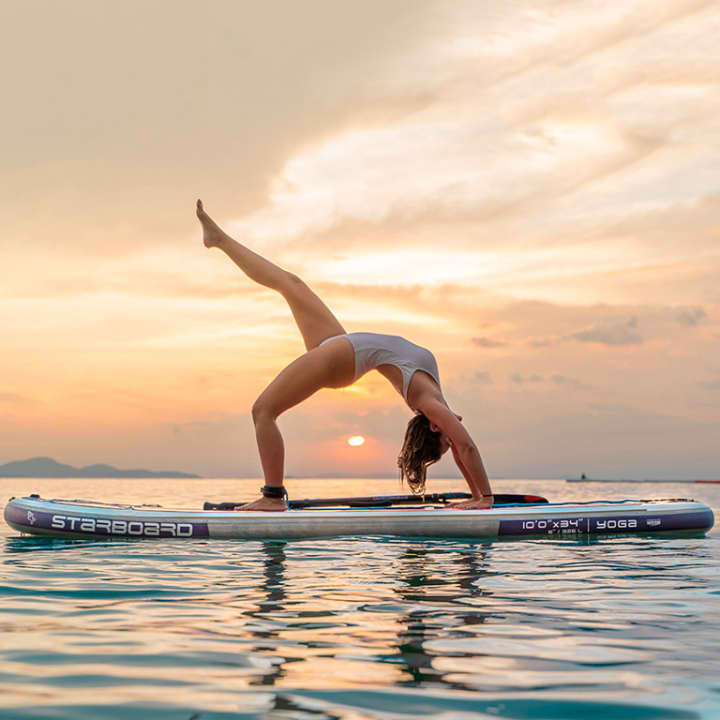 Sesión de paddle surf yoga al atardecer con Frizzant