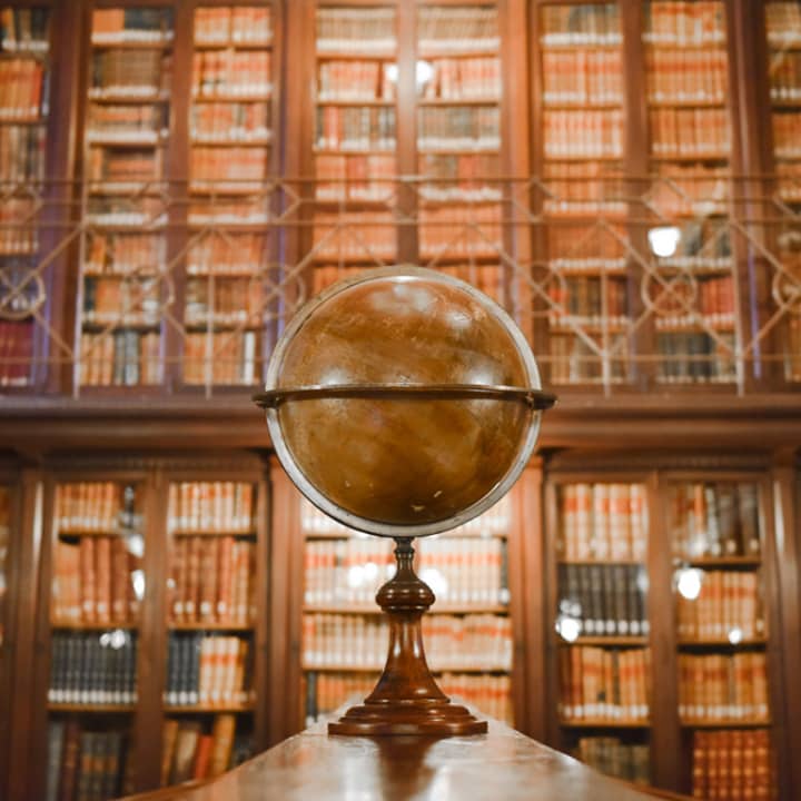 Biblioteca Arús: Visita y colección Sherlock Holmes